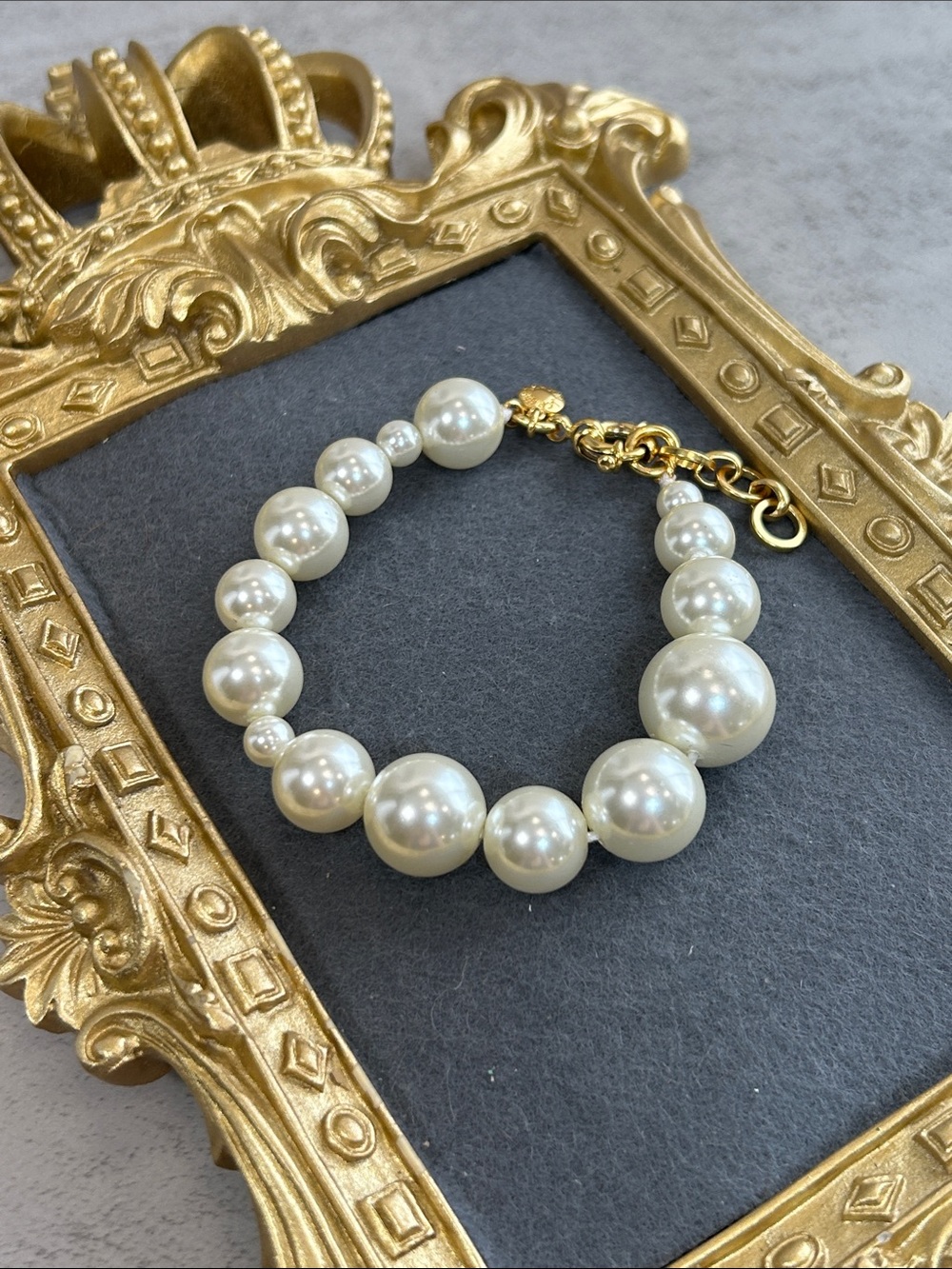 Classic Glass Pearl Bracelet with Gold Accents - White Pearls